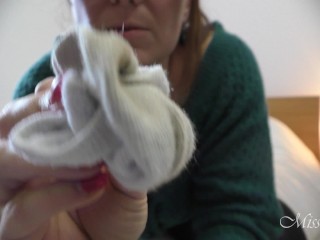 TEASE – Ferme ta gueule et ouvre la bouche ! Contraint à te branler sur mes chaussettes